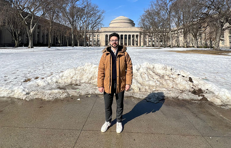 Rodrigo González Alonso, graduate of the Master's programme in Applied Information and Data Science at the Lucerne University of Applied Sciences and Arts (HSLU) in front of the Massachusetts Institute of Technology (MIT)