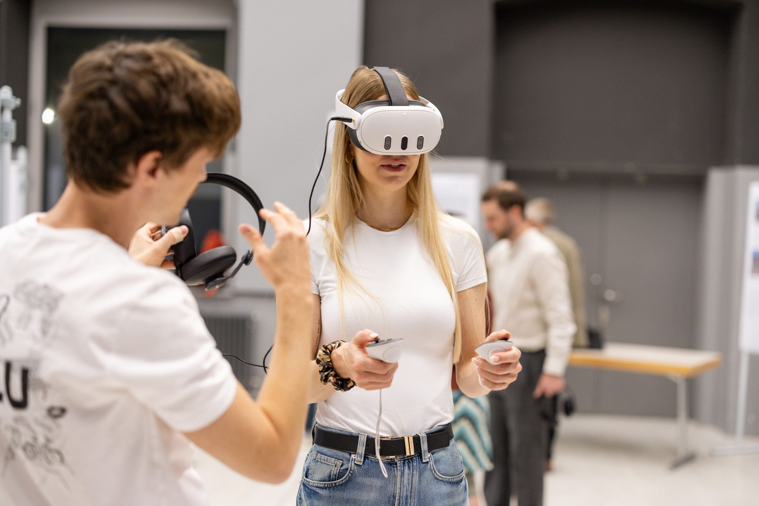 Eine Frau testet in einer Mixed Reality Brille eine Anwendung
