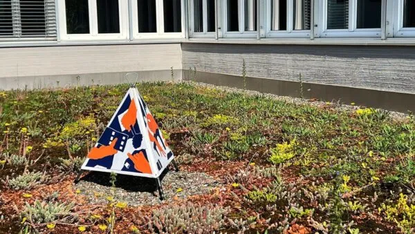 Ein buntes Faltsignal auf einer begrünten Terrasse