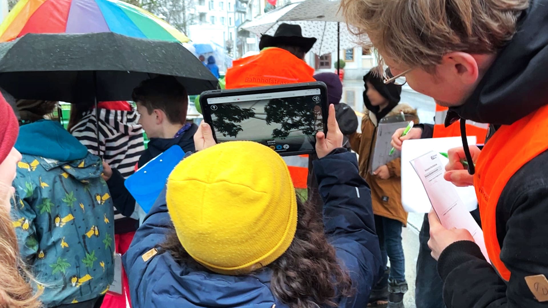 Kind hält ein Tablet in den Händen und schaut sich eine AR-Anwendung an.