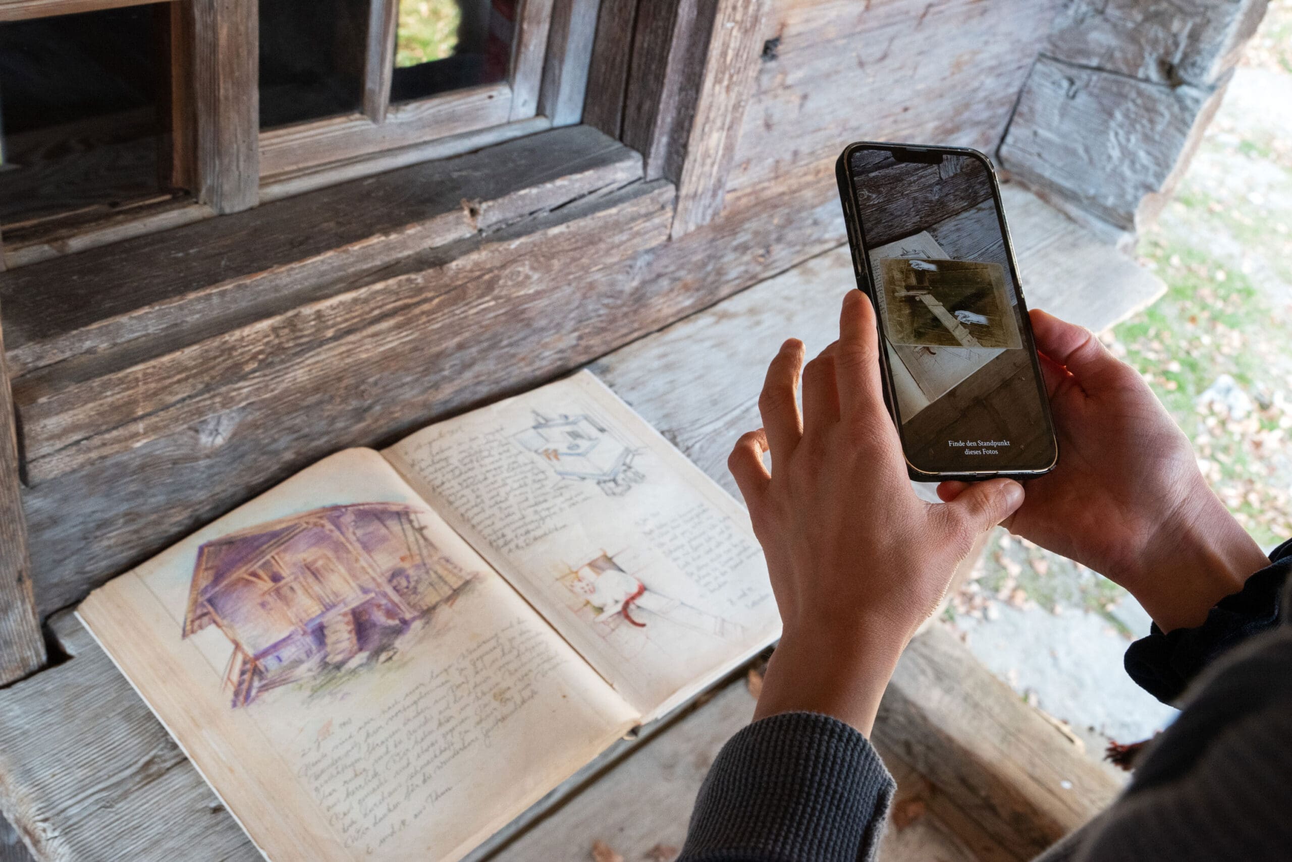 Eine Person scannt mit dem Smartphone das Gästebuch für die AR-Anwendung