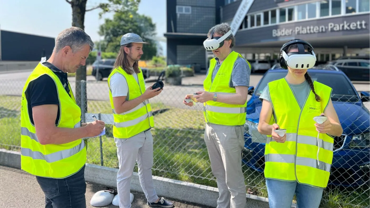 Personen in Leuchtwesten testen den Auralisations-Prototyp in Kriens