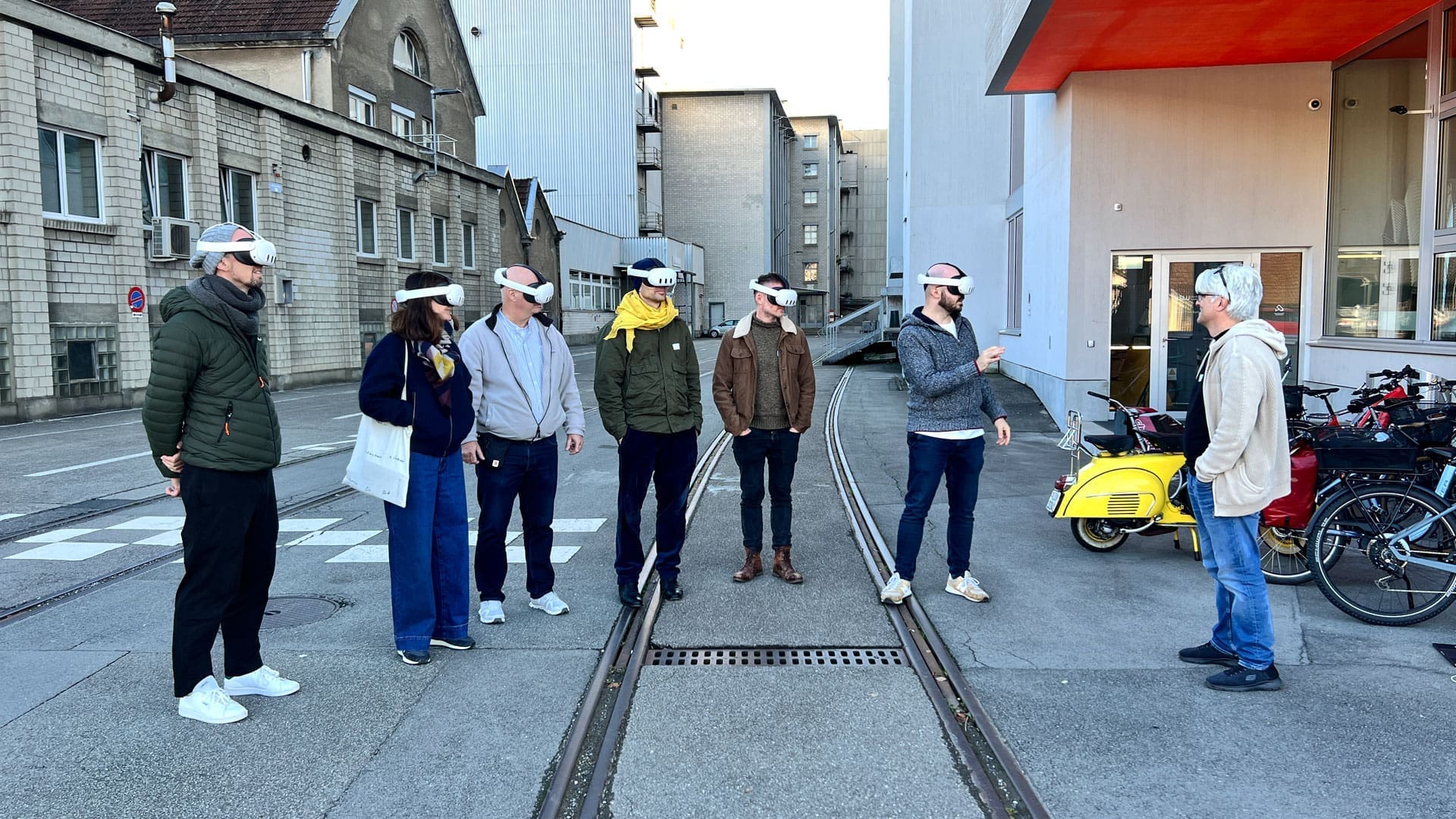 Teilnehmer:innen der Fachwerkstatt an der HSLU in Emmenbrücke testen die Multiuser-MR-Anwendung