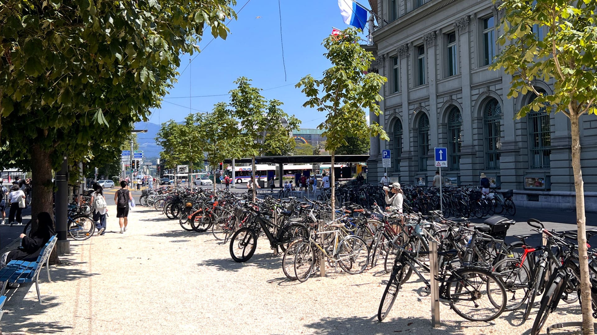 Fotografie der realisierten Bahnhofstrasse mit vielen abgestellten Fahrrädern in der Bahnhofstrasse Luzern
