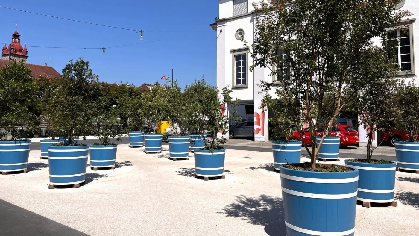 Fotografie des realisierten Theaterplatz mit grossen Töpfen aufgenommen vor Ort an der Bahnhofstrasse Luzern