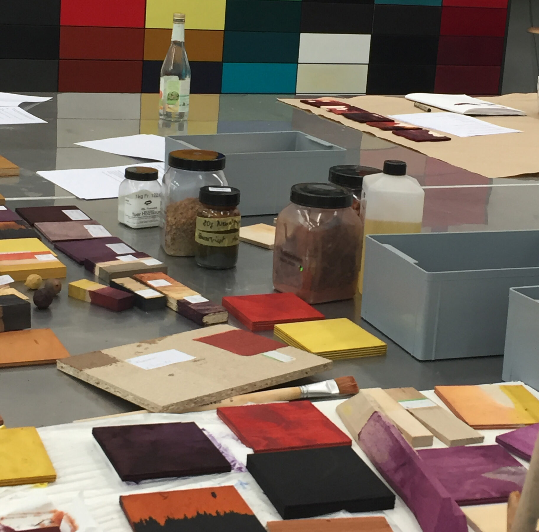 Einführung Raum für Farben -  Färben von Holz mit natürlichen Farbstoffen